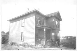 Snow family home at 418 Petaluma Avenue in Sebastopol, about 1895