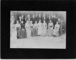 Group photo of women and men, about 1900