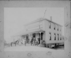 Delos Dwight Downey, Lucy Palmer, O. M. LeFebvre, Vicke Reuter and six unidentified people in front of LeFebvre's Hotel in Bloomfield, California, 1905