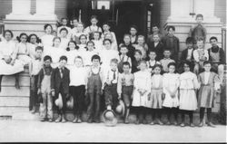 Class photo of 4th graders from the new Sebastopol Grammar School, about 1906