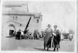 Margaret Allen Miller and her niece Alice Riddell in Sacramento, California, 1930