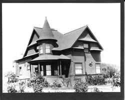 Queen Anne Shingle house known as the Baxter House at 876 Gravenstein Highway South