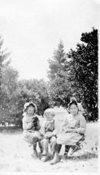 Blanche Riddell, Alice Riddell and and an unidentified friend named Vernon, about 1908