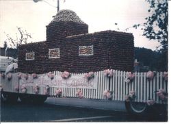 Apple Blossom Parade float of the "Apple Blossom Capitol," 1972