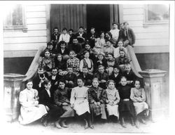 Miss Gretta Peterson's sixth grade class of Sebastopol Grammar School, 1905