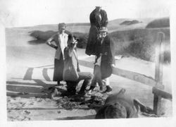 Karl Asman, his wife Alice Riddell, Eva Fellows and an unidentified woman, about 1920