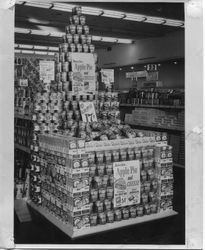 Publicity photo of supermarket display with Redwood Empire sliced apples