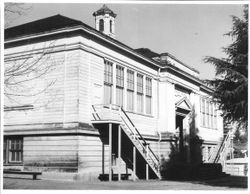 Front view of Sebastopol Primary School