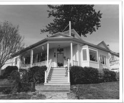 1905 Queen Anne/Colonial Revival bungalow house at 666-68 North Main Street, Sebastopol, California, 1993