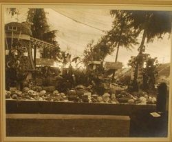 Apple display of D. V. Toffelmeir at the Gravenstein Apple Show, about 1915
