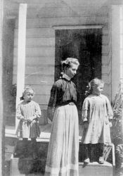 Eloise (Allen) Riddell and her children Blanche and Alice, about 1908