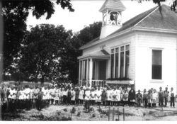 Students and teachers in front of Mt. Vernon Elementary School in Cunningham, 1920s or 1930s