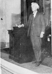 Luther Burbank addresses a scientific meeting in San Francisco, about 1920