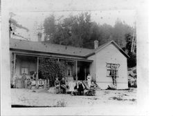 Group in front of residence of Frank B. Glynn, Occidental, California, 1905