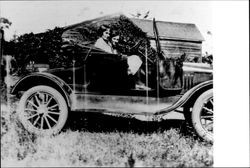 Dorothy Speckter Lapham and Beatrice Decker Beedle in an automobile