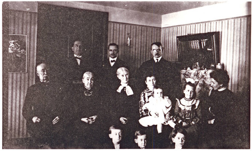 4537 Group portrait of the Reid family, circa 1900