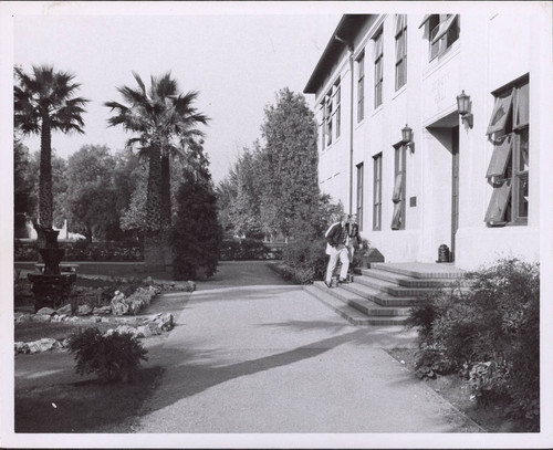 Students entering Bergin Hall