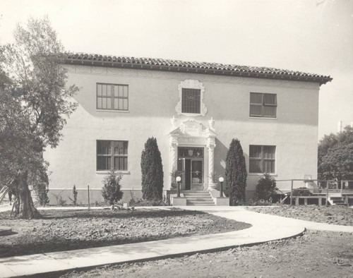 Pathway to Varsi Hall