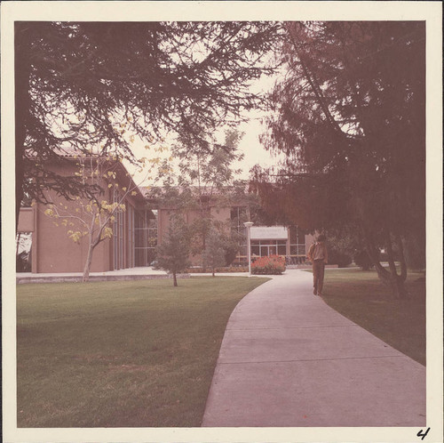 Pathway to Heafey Law Library