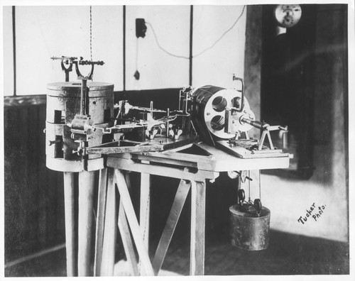 Double Horizontal Component of the Weichert Seismograph