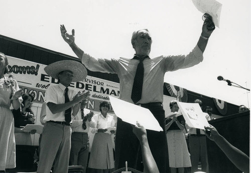 Anthony Quinn at the Anthony Quinn Library dedication, 1983