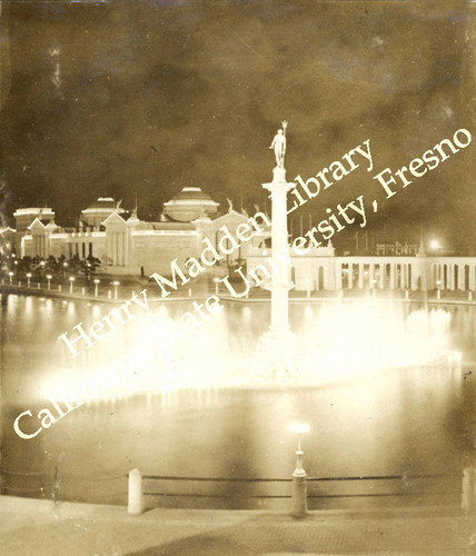 Fountain of Neptune at night