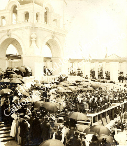 Crowd at east end of Grand Court