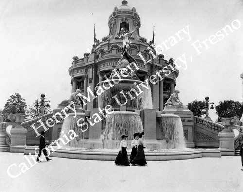 Restaurant Pavilion and fountain