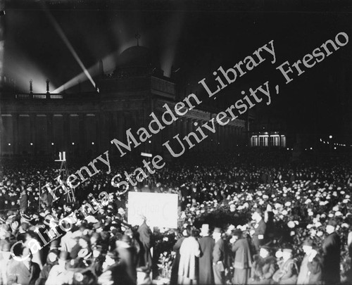 Crowd in front of Court of the Universe on closing night