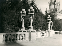 Parkway South Gardens showing lampposts, 694