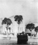 [Piano in street. Unidentified location]