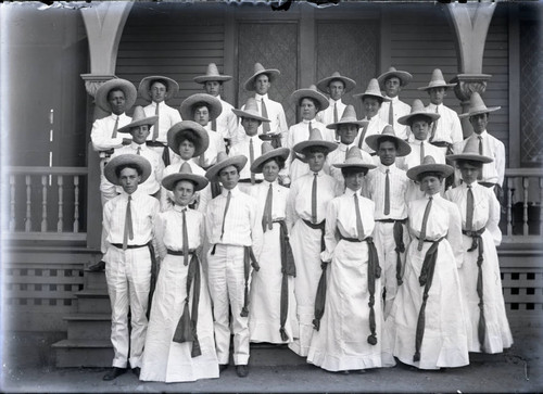 Pomona College class of 1904 in sombreros