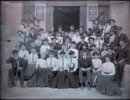 Pomona College class of 1906 on the steps of Pearsons Hall