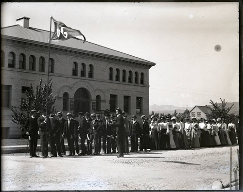 Pomona College class of 1906 in front of Pearsons Hall