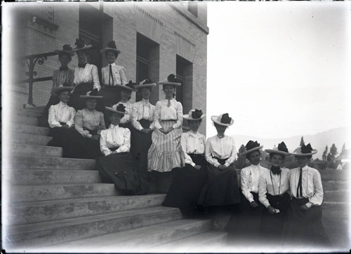 Pomona College class of 1905 women on steps of Pearsons Hall