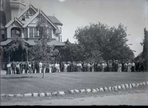 Pomona College class of 1906 in front of Sumner Hall