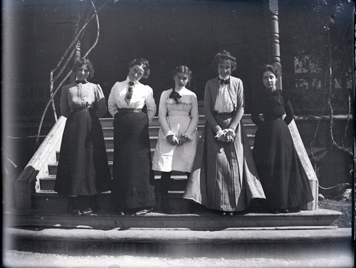 Students on steps of Sumner Hall, Pomona College