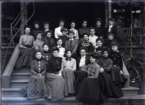 Students on steps of Sumner Hall, Pomona College