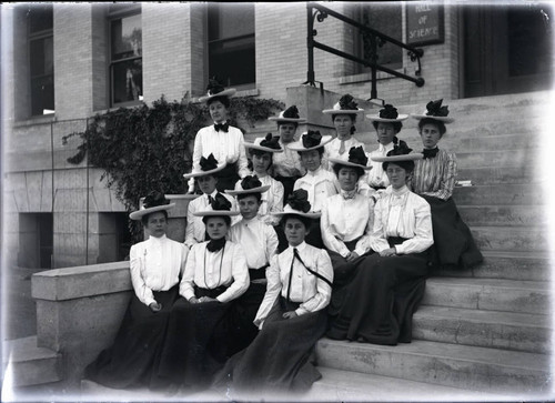 Pomona College class of 1905 women on steps of Pearsons Hall