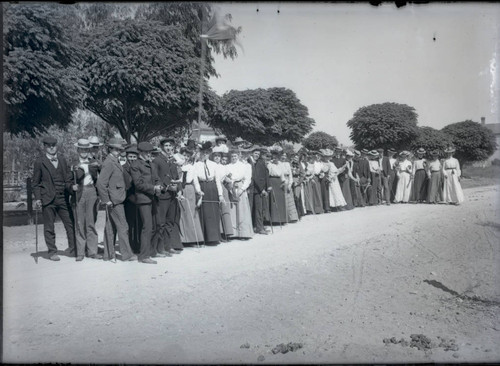 Pomona College class of 1906 in front of Vaile house