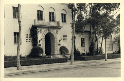 Tenth Street entrance to Sycamore Court of Balch Hall, Scripps College