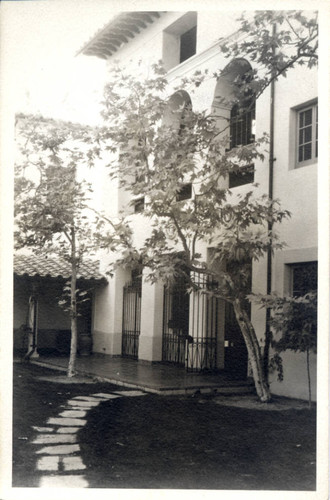 Southwestern corner of Sycamore Court, Scripps College