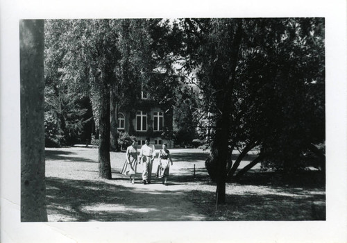 Students and Holmes Hall, Pomona College