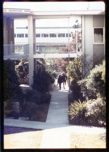 Students in Scott Courtyard, Pitzer College