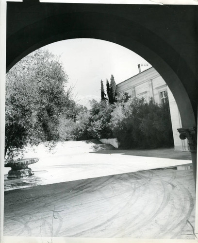 Frary Dining Hall and Bosbyshell Fountain, Pomona College