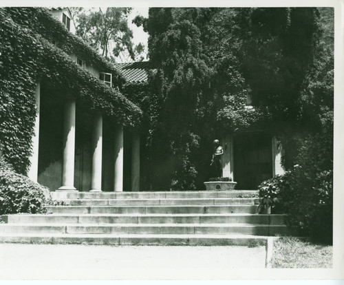 Lebus Courtyard and statue, Pomona College