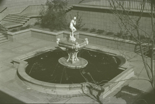 Venus statue and fountain and Hixon Court, Harvey Mudd College