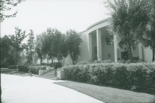 North entrance to Honnold Library