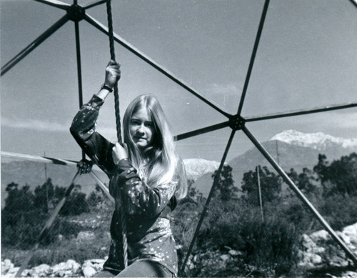 Student in geodesic dome, Pitzer College