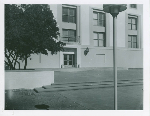 South entrance to Honnold Library